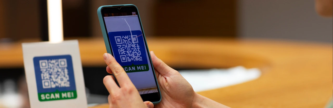 Activar tu eSIM de Holafly es tan sencillo como escanear un código QR desde tu correo electrónico.