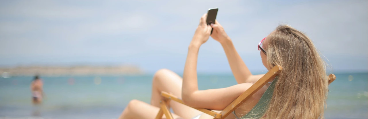 Olvida los sustos en la factura del móvil gracias a la conexión prepago de Holafly.